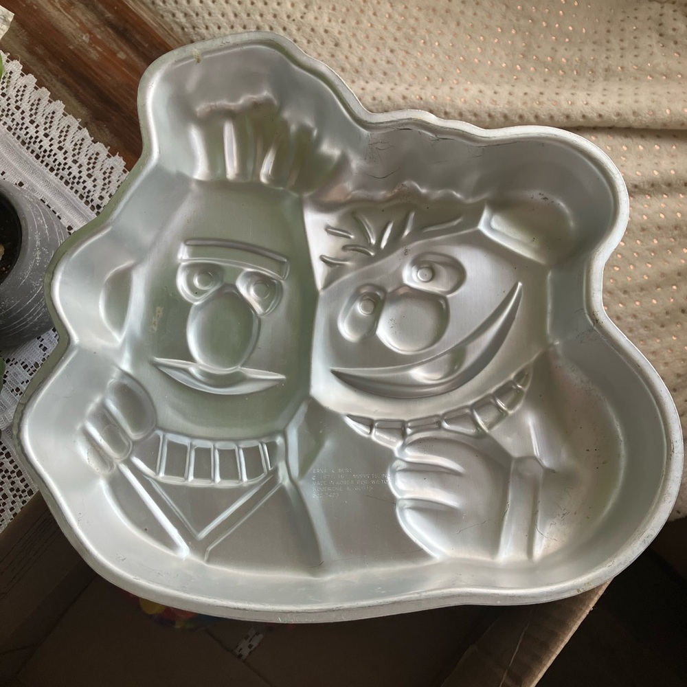 Vintage Wilton Ernie and Bert Cake Pan, 502-7423, Muppets Sesame Street 1977